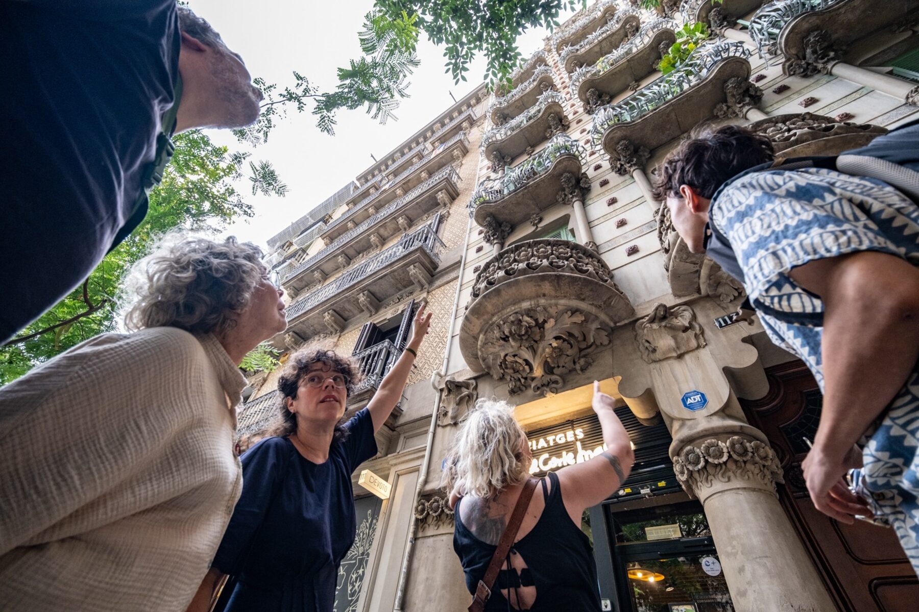 Vera Korman guiding participants through Barcelona's Modernisme architecture